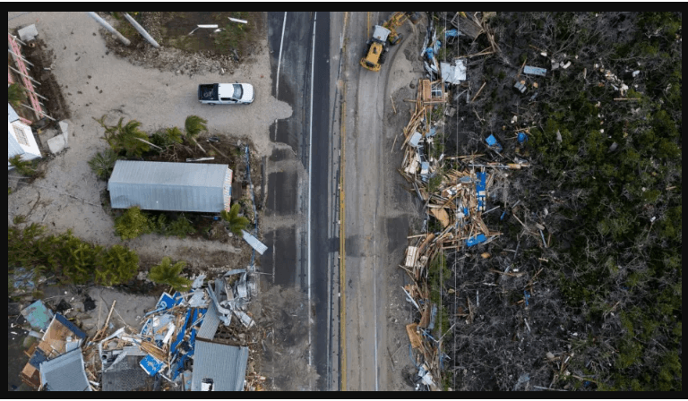 Una vista de dron muestra una excavadora removiendo escombros de una carretera después de que el huracán Milton tocara tierra en Matlacha, Florida, el 10 de octubre.