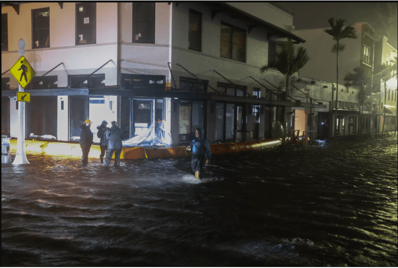 Personal de emergencias trabaja en una calle inundada en Fort Myers de Sarasota, el 9 de octubre.