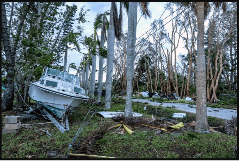 Un bote amanece entre escombros este jueves en una carretera de Bradenton, Florida.