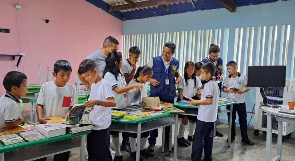 OEA entrega libros.jpg